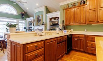708 Town And Country Dr, Adel, GA 31620
