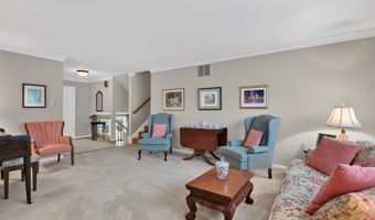 8024 GARLOT Dr, Annandale, VA 22003