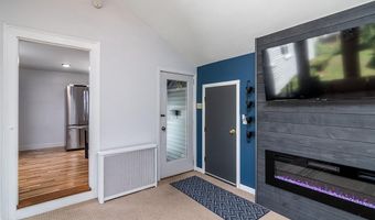 69 Delwood Rd, Warwick, RI 02889
