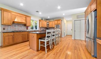 273 Finch Ln, North Kingstown, RI 02874