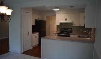 10 Southcreek Ct B, Amherst, NY 14051