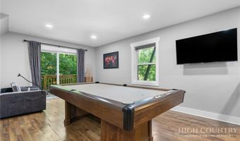 549 Clubhouse Dr, Banner Elk, NC 28604