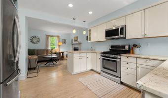 8 Maple Ave, Clinton, CT 06413