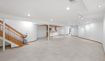 16 Meadowbrook Country Club Est, Ballwin, MO 63011
