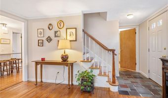 32 Tanglewood Trl, Narragansett, RI 02882