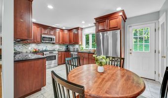 9 Arapaho Rd, Brookfield, CT 06804