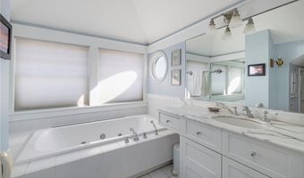 9 Hope St, Bristol, RI 02809