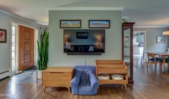 4 Fairway Ct, Albany, NY 12208