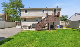 7 Penndale Dr, Amityville, NY 11701