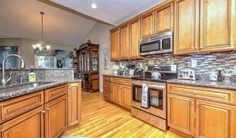 61 Pondview Cir 61, Beacon Falls, CT 06403