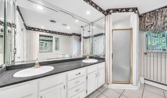 8 Countryside Ct, Amherst, NY 14221