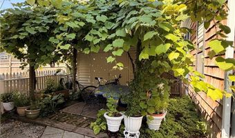 25 Marsh St, Newport, RI 02840