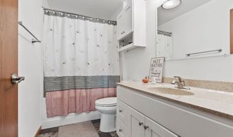 5709 Oak Crest Hill Rd SE, Riverside, IA 52327