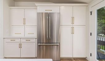 8 Kerins Ter, Newport, RI 02840