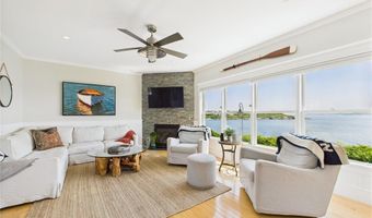 4 Clarkes Village Ln, Jamestown, RI 02835
