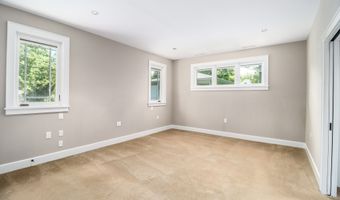 13 Kellogg St, Brookfield, CT 06804