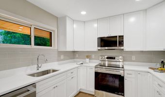 4006 JUSTINE Dr, Annandale, VA 22003