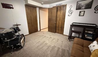 330 Fairview Dr, Aurora, NE 68818