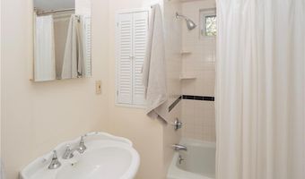 14 Lee Ave, Newport, RI 02840