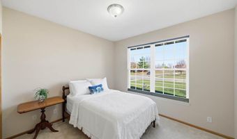 912 10th Avenue Pl, Altoona, IA 50009