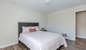 136 Hope Hill Ter, Cranston, RI 02921