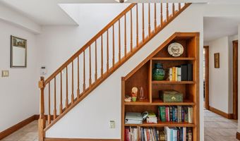40 North Cir, Aberdeen, NJ 07747