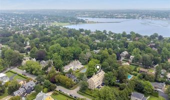 1 Oakwood Ter 7, Newport, RI 02840