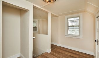2416 E 38th Ct, Des Moines, IA 50317
