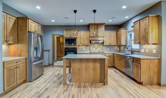 907 Sandalwood Dr, Altoona, WI 54720