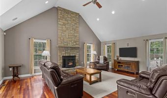 16 Leonard Dr, North Smithfield, RI 02896