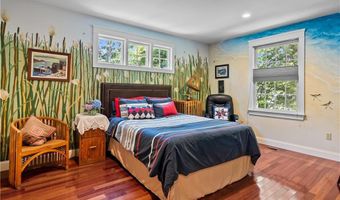 93 Kickemuit Ave, Bristol, RI 02809