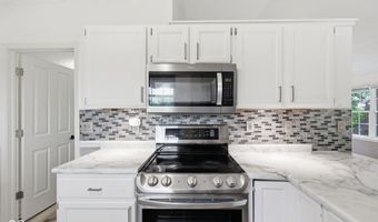 8449 Inland Dr, Avon, IN 46123