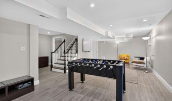 6720 NEWBOLD Dr, Bethesda, MD 20817