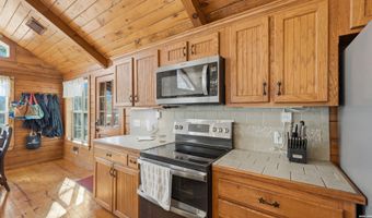 828 Shady Grv, Adkins, TX 78101