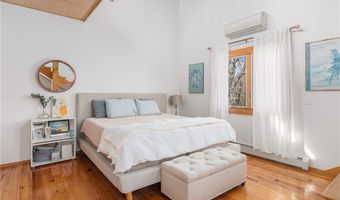85 Gondola Ave, Jamestown, RI 02835