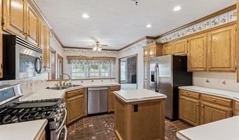 506 Fieldcrest Dr, Chickasha, OK 73018