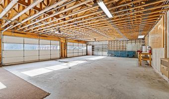 9 Snug Harbor Rd, Belgrade, ME 04917