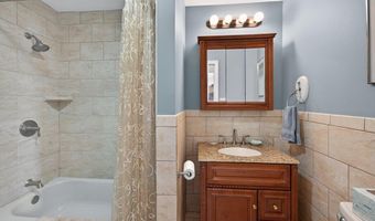 20 Bayview Ln, Amityville, NY 11701