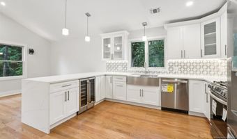 14 Redwood St, Bergenfield, NJ 07621