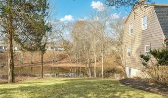 32 Tanglewood Trl, Narragansett, RI 02882