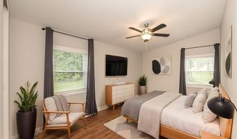 250 Sunset Dr, Ballwin, MO 63011
