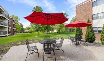 4 Pine Tree Dr 212, Arden Hills, MN 55112