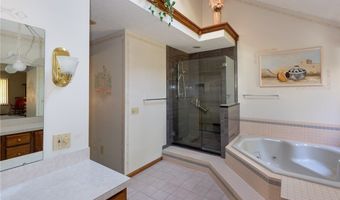 200 GREENTREE Cir, Aurora, OH 44202