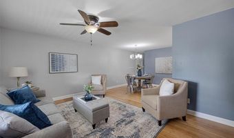 527 Blazedwood Dr, Ballwin, MO 63021