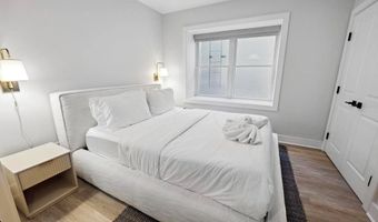 97 Oak Ln, Amagansett, NY 11937