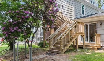 94 E Main Rd, Middletown, RI 02842