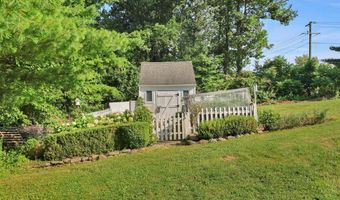 1 E Gate Rd, Danbury, CT 06811