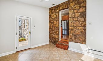 121 S FENWICK St, Arlington, VA 22204