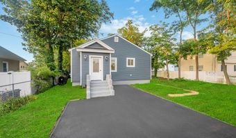 17 Banbury Ct, Amityville, NY 11701