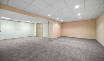 2218 N Williamsburg St, Arlington Heights, IL 60004